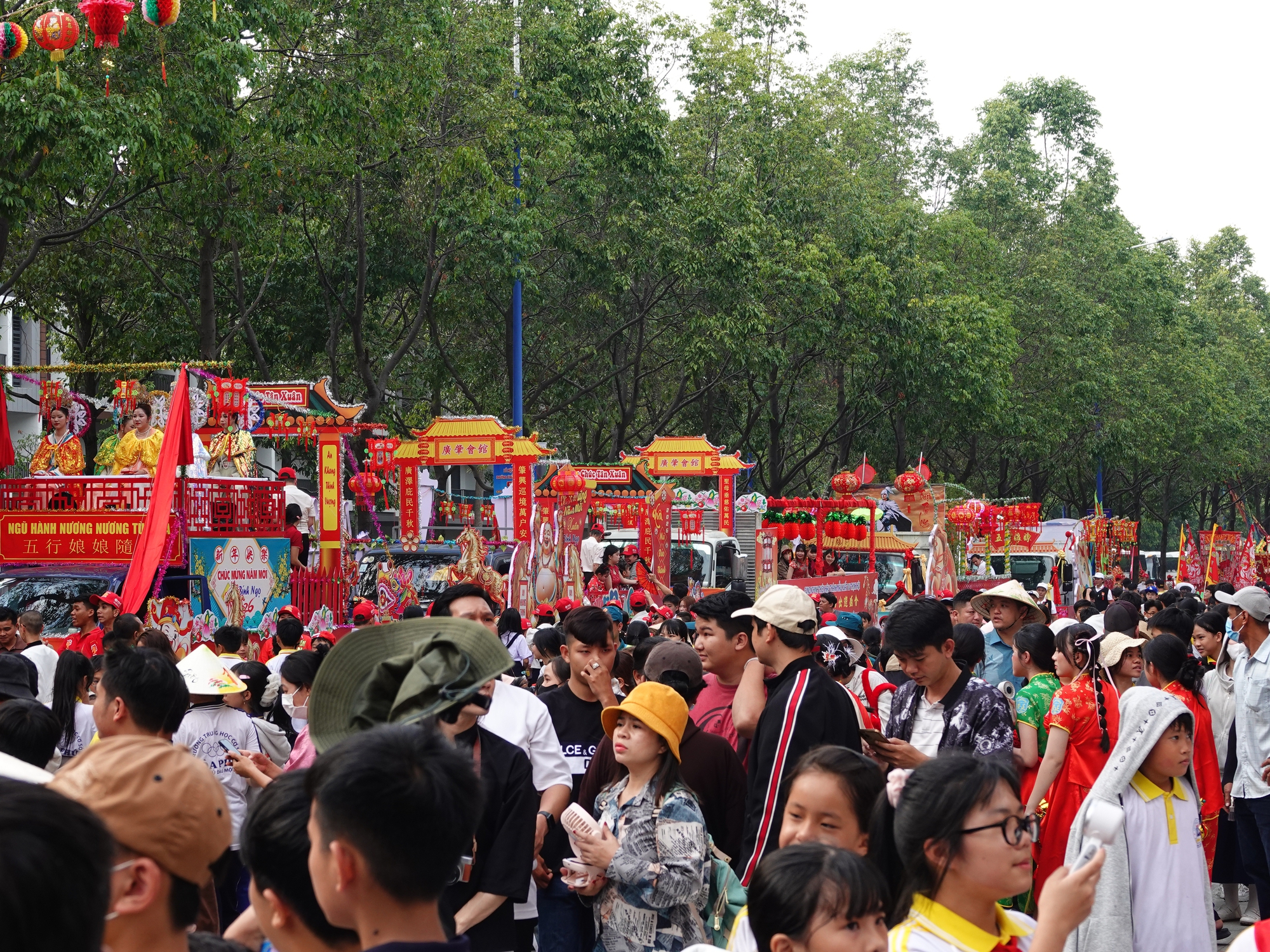 "Ti&ecirc;n đồng Ngọc nữ" xuất hiện giữa phố chiều m&ugrave;ng 9: Điều g&igrave; khiến h&agrave;ng ngh&igrave;n người đứng k&iacute;n đường ở B&igrave;nh Dương?- Ảnh 5.