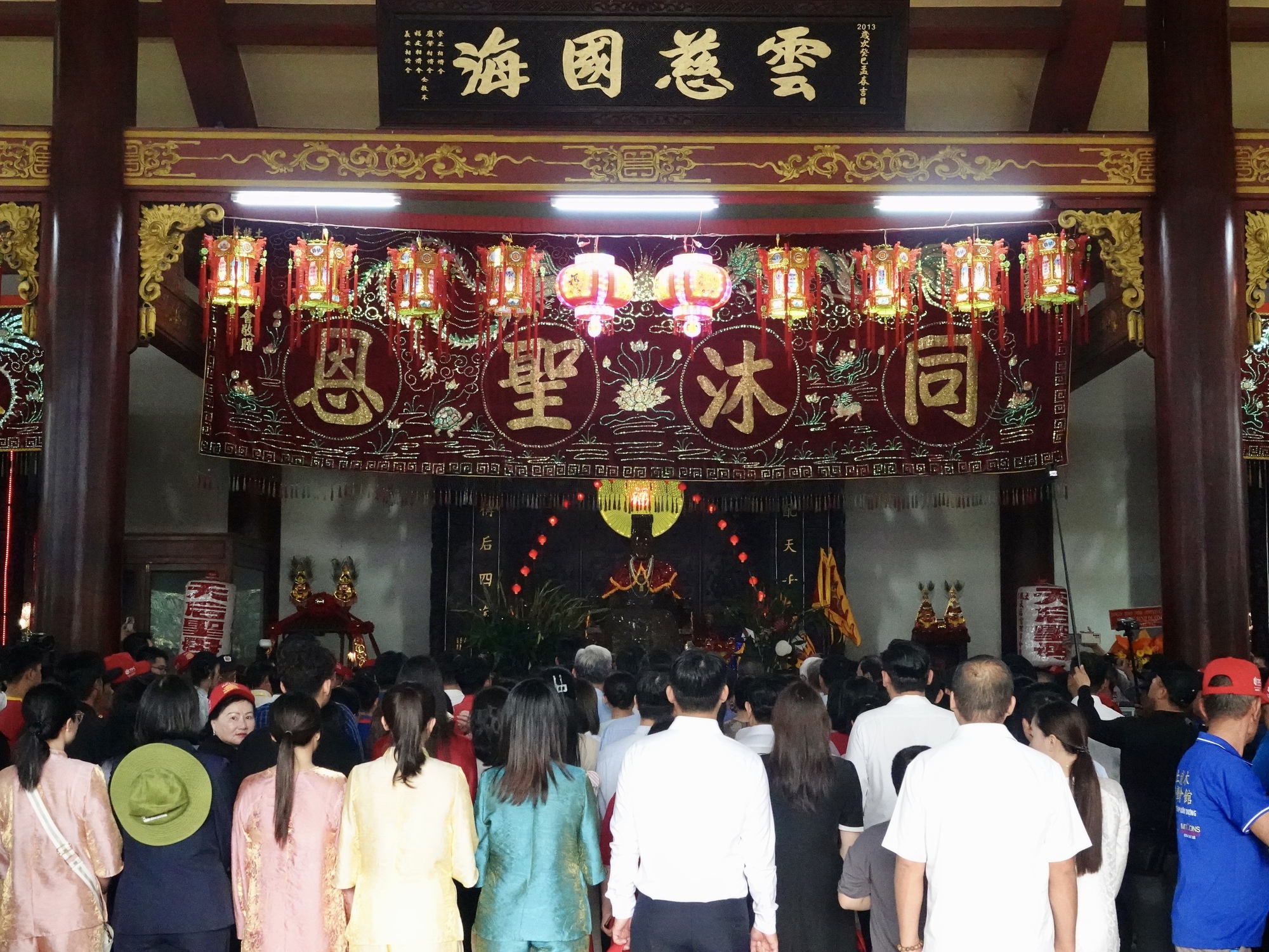 "Ti&ecirc;n đồng Ngọc nữ" xuất hiện giữa phố chiều m&ugrave;ng 9: Điều g&igrave; khiến h&agrave;ng ngh&igrave;n người đứng k&iacute;n đường ở B&igrave;nh Dương?- Ảnh 15.