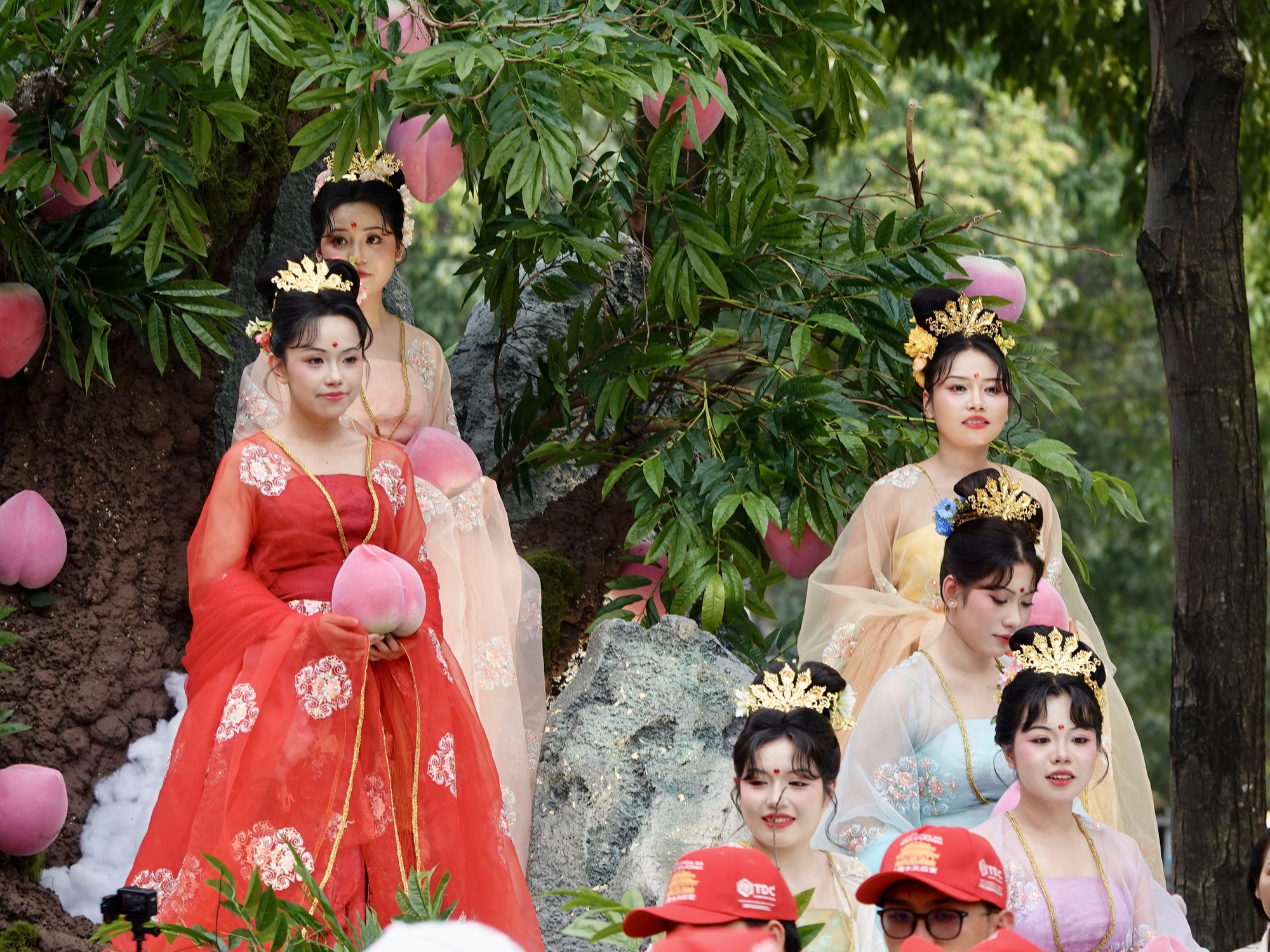 "Ti&ecirc;n đồng Ngọc nữ" xuất hiện giữa phố chiều m&ugrave;ng 9: Điều g&igrave; khiến h&agrave;ng ngh&igrave;n người đứng k&iacute;n đường ở B&igrave;nh Dương?- Ảnh 10.