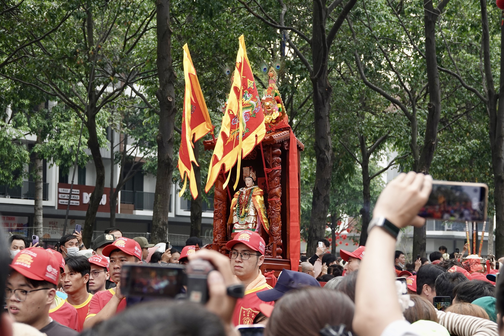 "Ti&ecirc;n đồng Ngọc nữ" xuất hiện giữa phố chiều m&ugrave;ng 9: Điều g&igrave; khiến h&agrave;ng ngh&igrave;n người đứng k&iacute;n đường ở B&igrave;nh Dương?- Ảnh 11.
