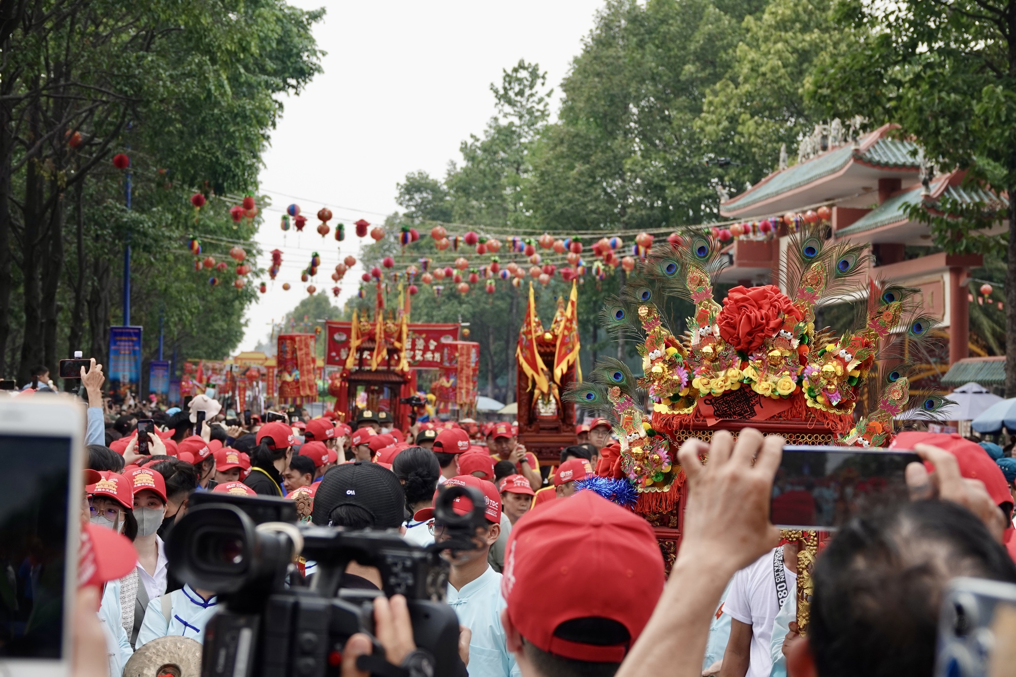 "Ti&ecirc;n đồng Ngọc nữ" xuất hiện giữa phố chiều m&ugrave;ng 9: Điều g&igrave; khiến h&agrave;ng ngh&igrave;n người đứng k&iacute;n đường ở B&igrave;nh Dương?- Ảnh 14.