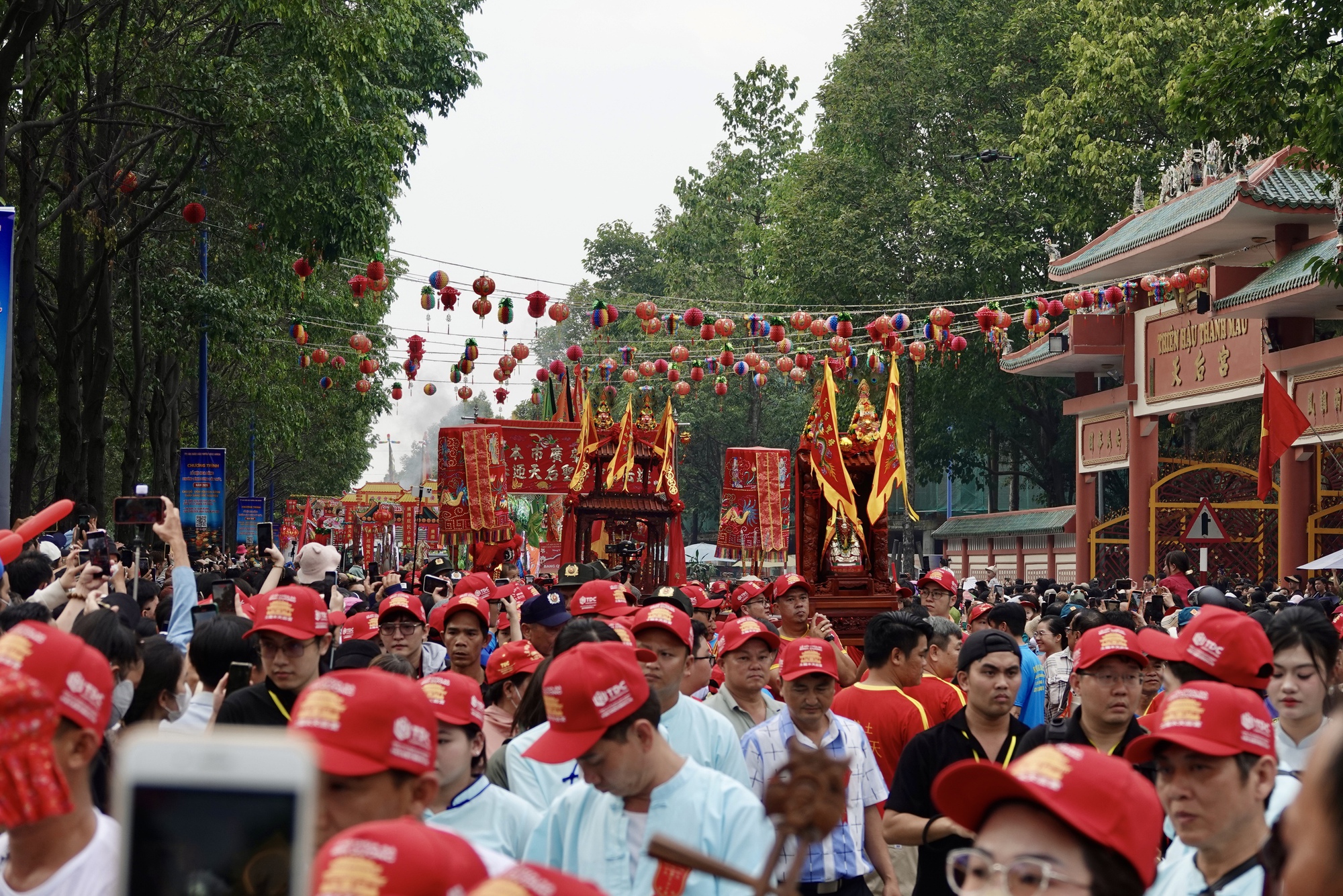 "Ti&ecirc;n đồng Ngọc nữ" xuất hiện giữa phố chiều m&ugrave;ng 9: Điều g&igrave; khiến h&agrave;ng ngh&igrave;n người đứng k&iacute;n đường ở B&igrave;nh Dương?- Ảnh 3.