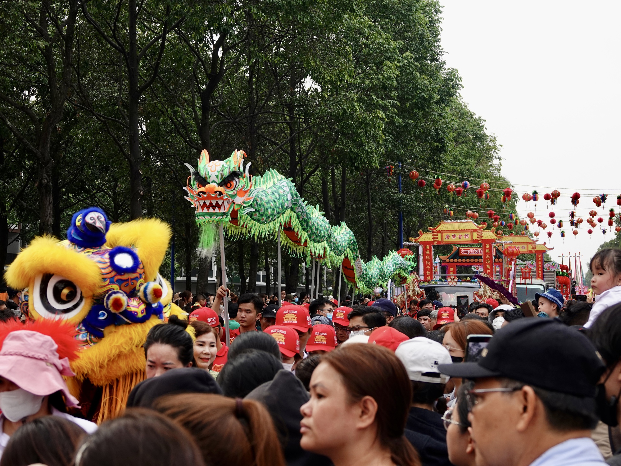 "Ti&ecirc;n đồng Ngọc nữ" xuất hiện giữa phố chiều m&ugrave;ng 9: Điều g&igrave; khiến h&agrave;ng ngh&igrave;n người đứng k&iacute;n đường ở B&igrave;nh Dương?- Ảnh 4.