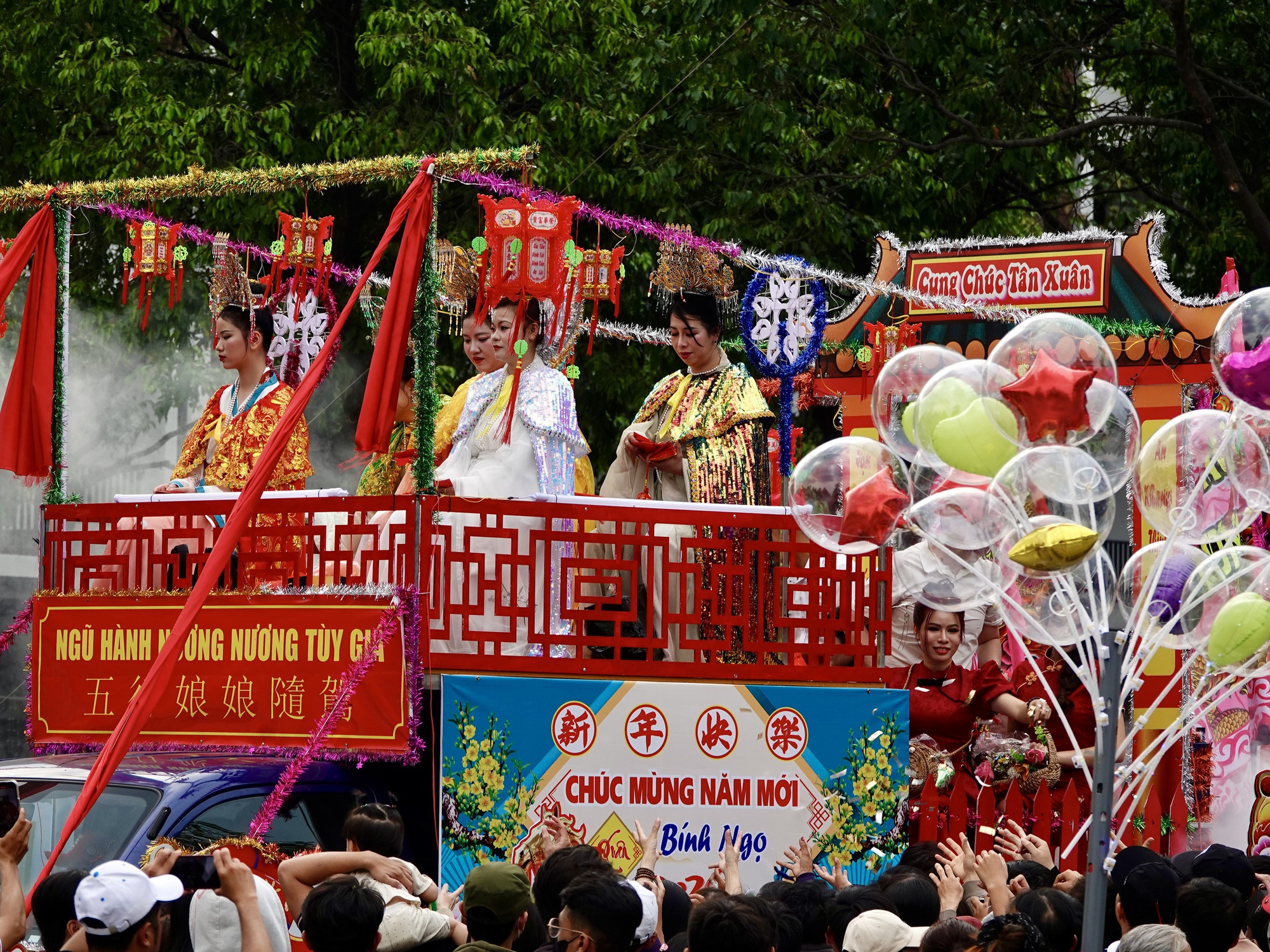 "Ti&ecirc;n đồng Ngọc nữ" xuất hiện giữa phố chiều m&ugrave;ng 9: Điều g&igrave; khiến h&agrave;ng ngh&igrave;n người đứng k&iacute;n đường ở B&igrave;nh Dương?- Ảnh 12.