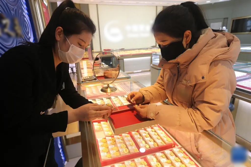 Cặp vợ chồng b&aacute;n nh&agrave;, mang 5,6 tỷ đi mua v&agrave;ng giữa l&uacute;c gi&aacute; đạt đỉnh, nh&acirc;n vi&ecirc;n lập tức dừng giao dịch- Ảnh 1.