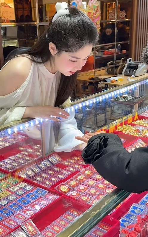 "Tứ đại mỹ nh&acirc;n" kết h&ocirc;n với c&aacute;c thiếu gia tiệm v&agrave;ng nổi tiếng Đ&agrave; Nẵng, Vĩnh Long, Đồng Nai: "Ăn ngủ" với v&agrave;ng- Ảnh 13.