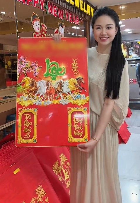 "Tứ đại mỹ nh&acirc;n" kết h&ocirc;n với c&aacute;c thiếu gia tiệm v&agrave;ng nổi tiếng Đ&agrave; Nẵng, Vĩnh Long, Đồng Nai: "Ăn ngủ" với v&agrave;ng- Ảnh 12.