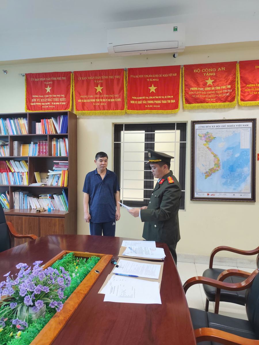 Kh&aacute;m x&eacute;t khẩn cấp nơi l&agrave;m việc của Lục Văn Hương v&agrave; Trần Quốc Nghĩa, thu giữ h&agrave;ng loạt giấy tờ- Ảnh 1.