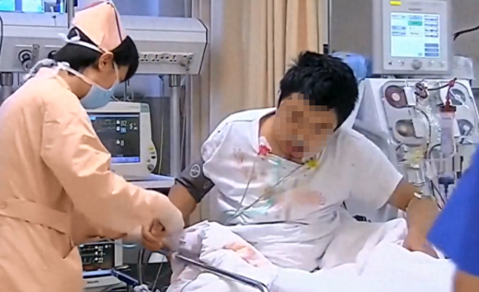 Ch&agrave;ng trai mới 20 tuổi đ&atilde; phải chạy thận suốt phần đời c&ograve;n lại, b&aacute;c sĩ lắc đầu: 1 năm trước cơ thể đ&atilde; k&ecirc;u cứu nhưng đều bị bỏ qua- Ảnh 1.