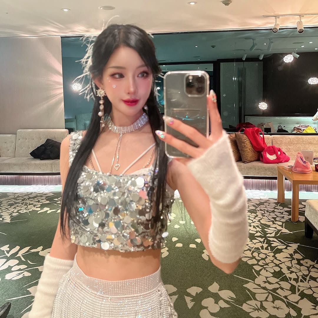 Nữ ca sĩ biểu diễn phản cảm trước mặt quân nhân, cư dân mạng phẫn nộ- Ảnh 3. Nữ ca sĩ biểu diễn phản cảm trước mặt quân nhân, cư dân mạng phẫn nộ- Ảnh 3.