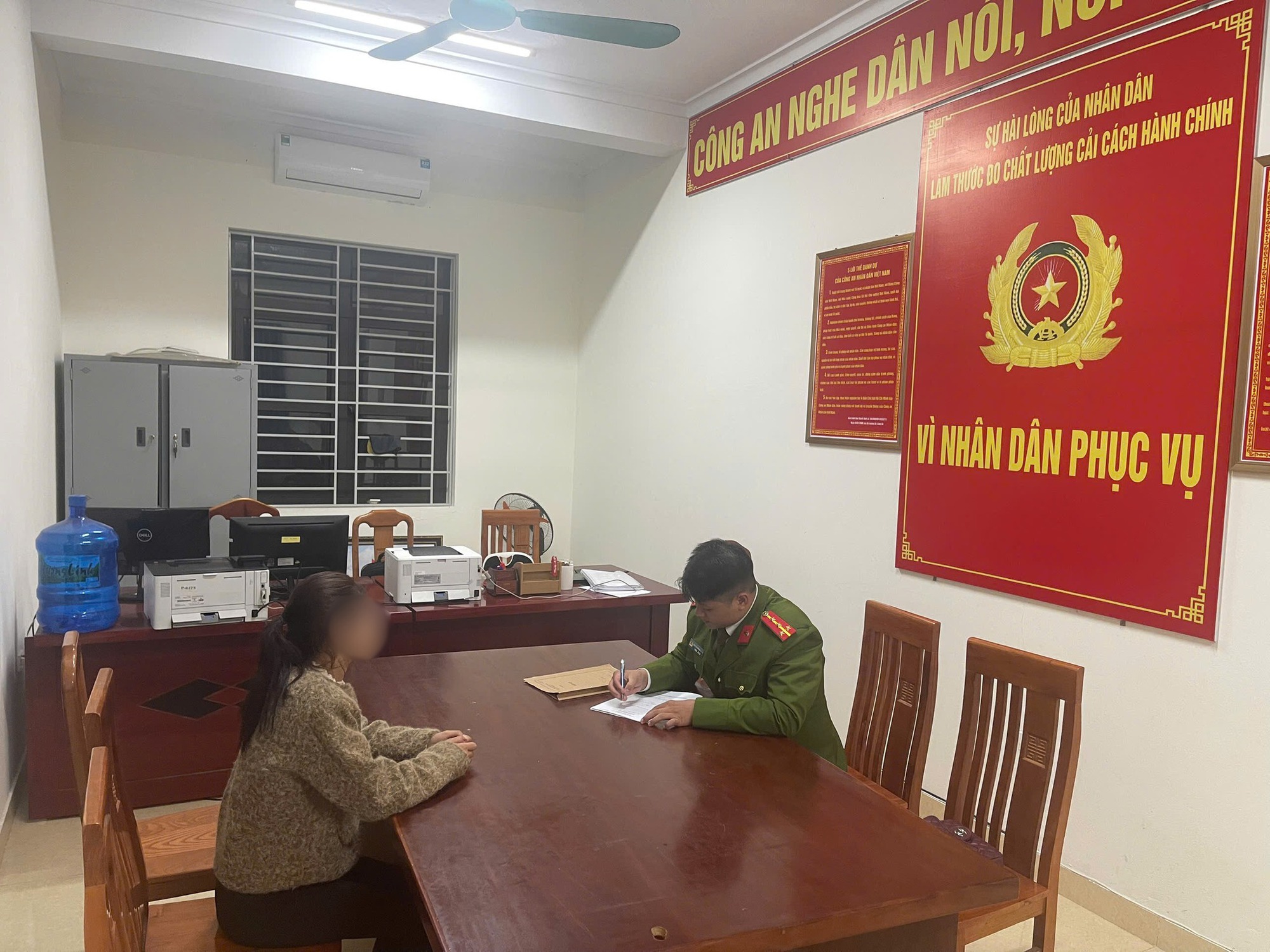 Người phụ nữ bị đ&aacute;nh ng&atilde; gục xuống đường: Triệu tập 2 c&ocirc; g&aacute;i trẻ li&ecirc;n quan- Ảnh 1.