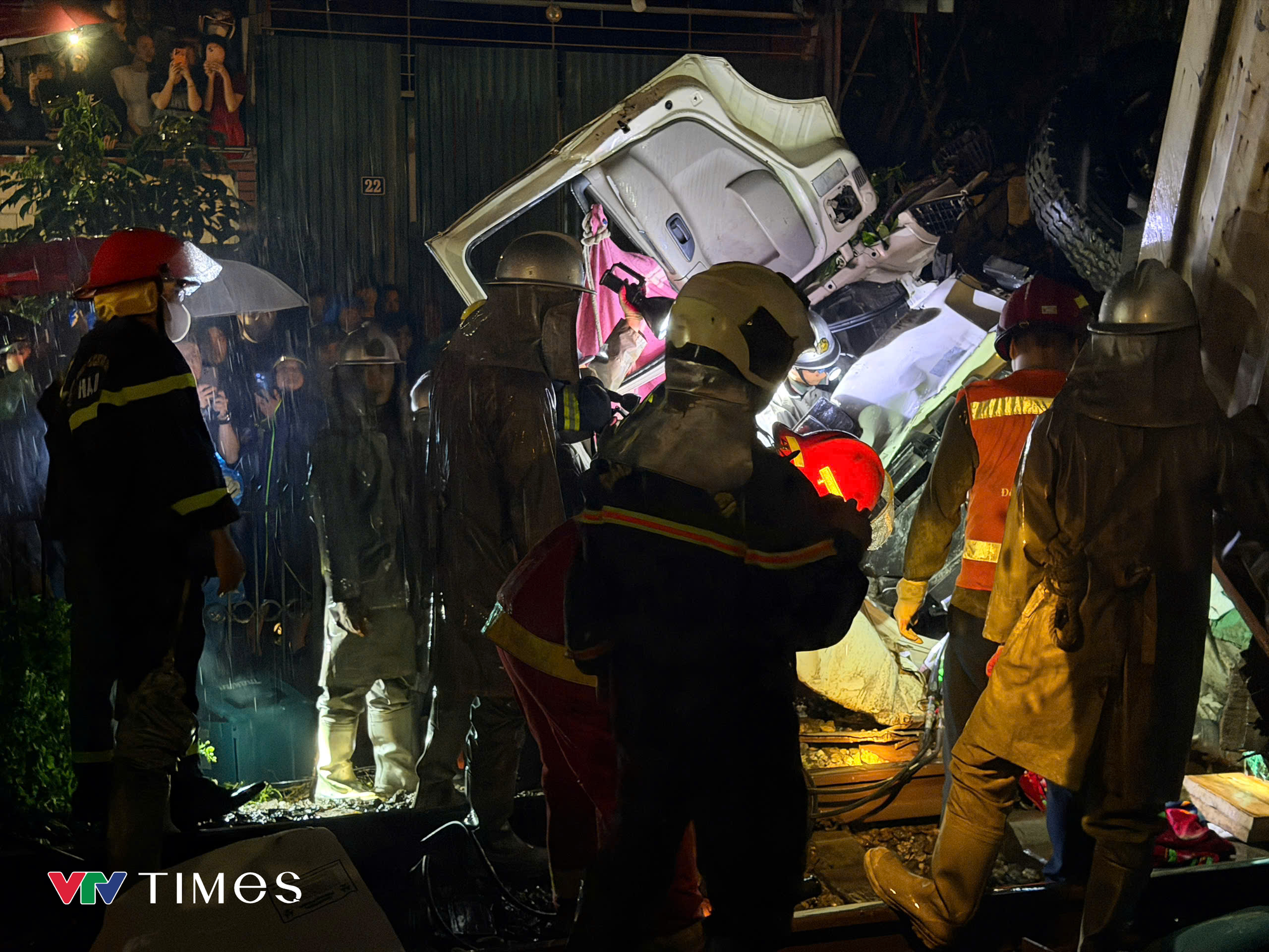 H&agrave; Nội: Xe tải va chạm với t&agrave;u hỏa khi băng qua đường sắt, 2 người thương vong- Ảnh 5.