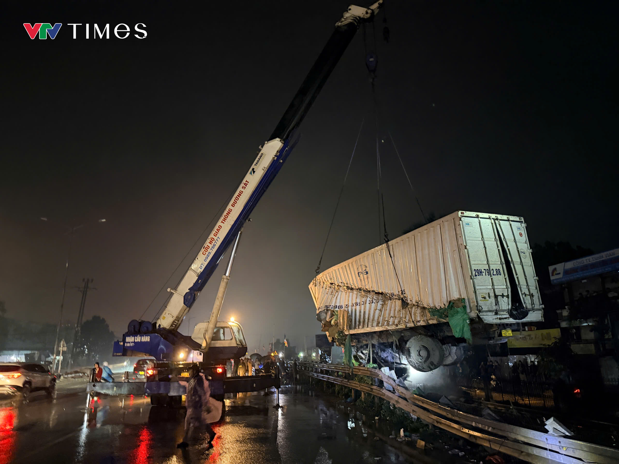 H&agrave; Nội: Xe tải va chạm với t&agrave;u hỏa khi băng qua đường sắt, 2 người thương vong- Ảnh 3.