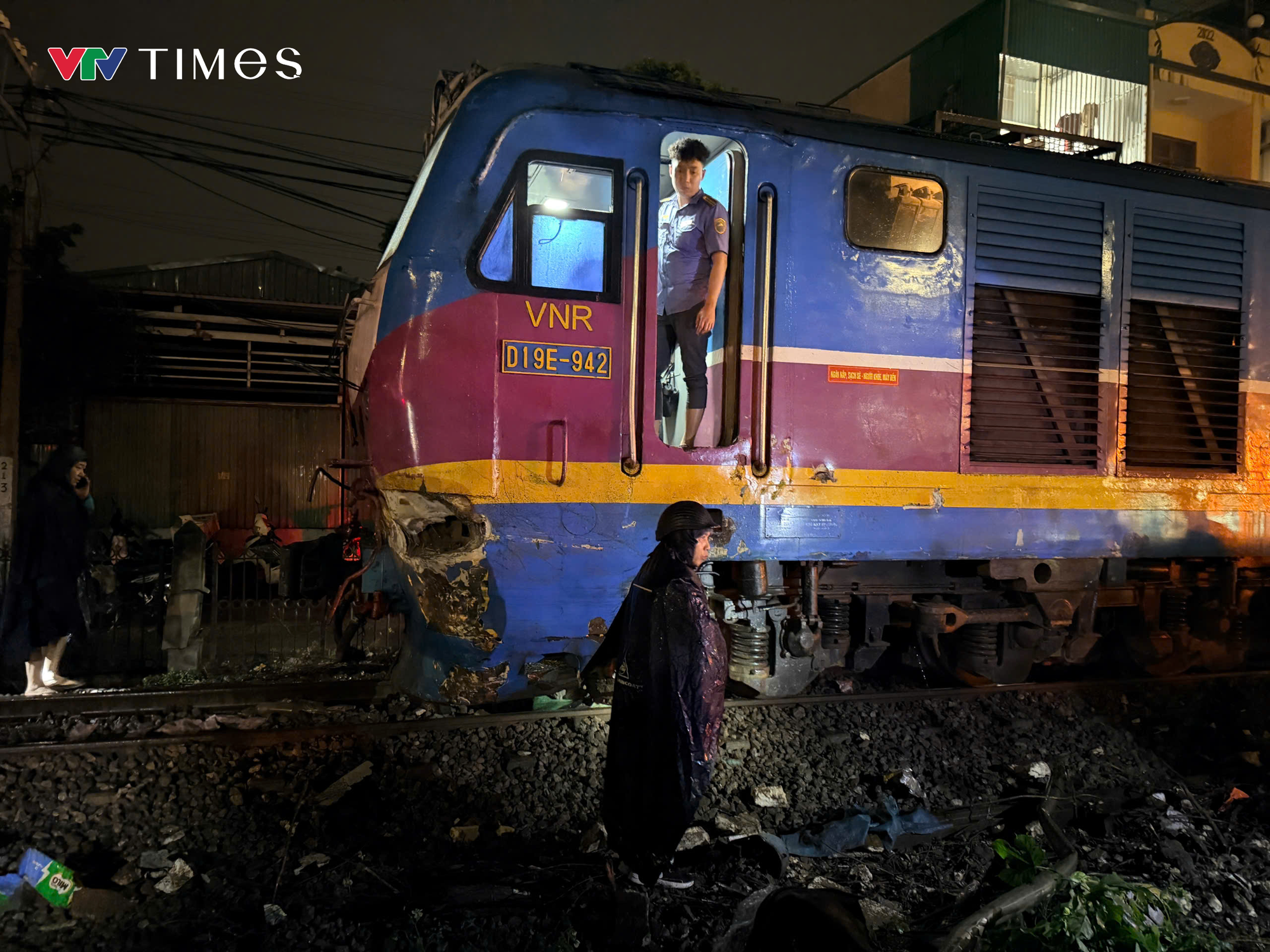 H&agrave; Nội: Xe tải va chạm với t&agrave;u hỏa khi băng qua đường sắt, 2 người thương vong- Ảnh 2.