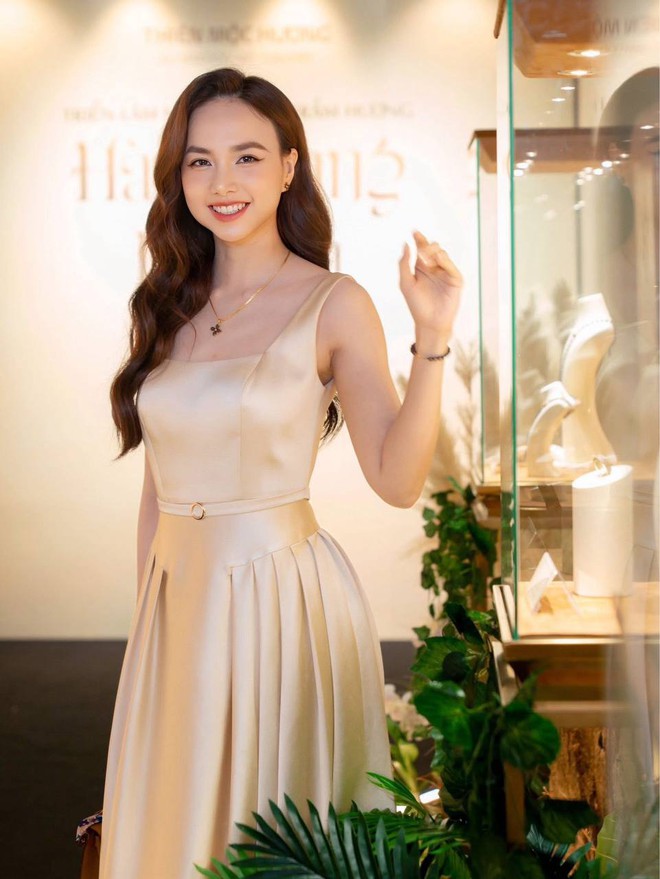 Vợ đạo diễn trăm tỷ khoe visual 20 năm kh&ocirc;ng gi&agrave; nhưng v&ograve;ng eo mỏng d&iacute;nh mới l&agrave; t&acirc;m điểm- Ảnh 7.