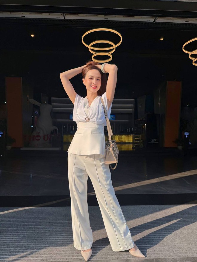 Vợ đạo diễn trăm tỷ khoe visual 20 năm kh&ocirc;ng gi&agrave; nhưng v&ograve;ng eo mỏng d&iacute;nh mới l&agrave; t&acirc;m điểm- Ảnh 9.