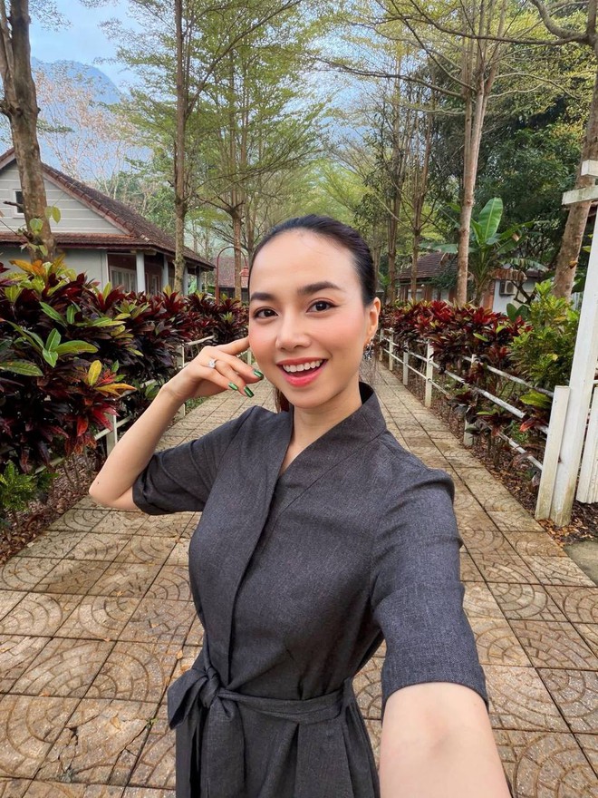 Vợ đạo diễn trăm tỷ khoe visual 20 năm kh&ocirc;ng gi&agrave; nhưng v&ograve;ng eo mỏng d&iacute;nh mới l&agrave; t&acirc;m điểm- Ảnh 10.