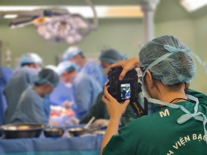 Người phụ nữ lặng lẽ ghi lại những khoảnh khắc sinh tử sau c&aacute;nh cửa ph&ograve;ng mổ- Ảnh 1.