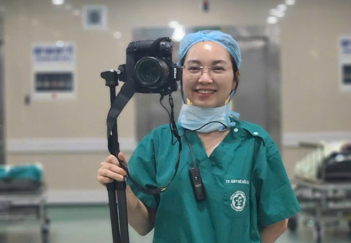 Người phụ nữ lặng lẽ ghi lại những khoảnh khắc sinh tử sau c&aacute;nh cửa ph&ograve;ng mổ- Ảnh 2.