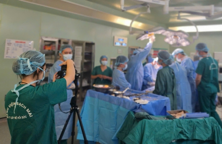 Người phụ nữ lặng lẽ ghi lại những khoảnh khắc sinh tử sau c&aacute;nh cửa ph&ograve;ng mổ- Ảnh 3.