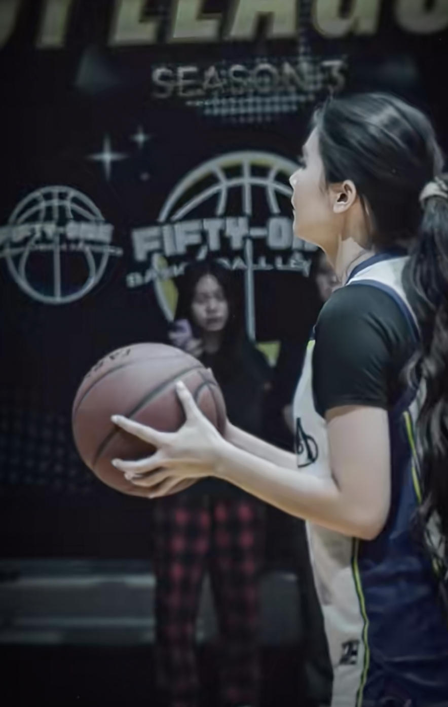 Hạt Dẻ nh&agrave; MC Quyền Linh khoe ch&acirc;n d&agrave;i cực phẩm tr&ecirc;n s&acirc;n b&oacute;ng rổ, combo g&aacute;i xinh giỏi thể thao ai gặp cũng m&ecirc;- Ảnh 6.