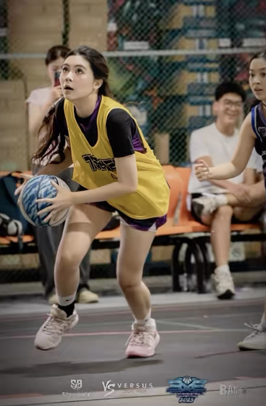 Hạt Dẻ nh&agrave; MC Quyền Linh khoe ch&acirc;n d&agrave;i cực phẩm tr&ecirc;n s&acirc;n b&oacute;ng rổ, combo g&aacute;i xinh giỏi thể thao ai gặp cũng m&ecirc;- Ảnh 1.