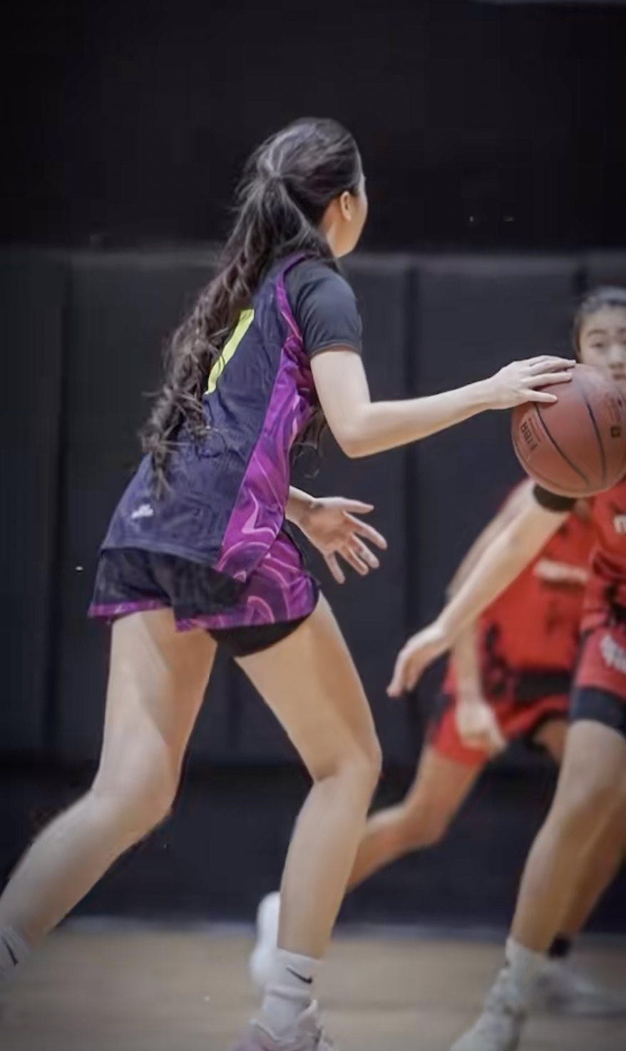 Hạt Dẻ nh&agrave; MC Quyền Linh khoe ch&acirc;n d&agrave;i cực phẩm tr&ecirc;n s&acirc;n b&oacute;ng rổ, combo g&aacute;i xinh giỏi thể thao ai gặp cũng m&ecirc;- Ảnh 16.