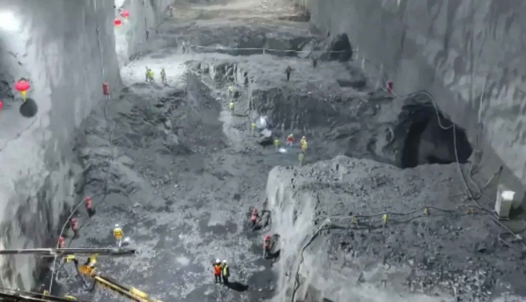 Mang vật liệu l&ecirc;n đỉnh 3.000 m&eacute;t, dưới l&ograve;ng đất 650 m&eacute;t: L&aacute;ng giềng Việt Nam đang x&acirc;y c&ocirc;ng tr&igrave;nh chưa từng c&oacute; tr&ecirc;n thế giới- Ảnh 1.