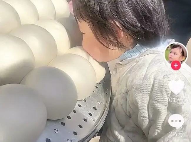 Bé gái hơn 1 tuổi “gặm” bánh bao thu hút hơn 30 triệu lượt xem, nhưng bất ngờ bị dân mạng chỉ trích vô lý- Ảnh 1. Bé gái hơn 1 tuổi “gặm” bánh bao thu hút hơn 30 triệu lượt xem, nhưng bất ngờ bị dân mạng chỉ trích vô lý- Ảnh 1.