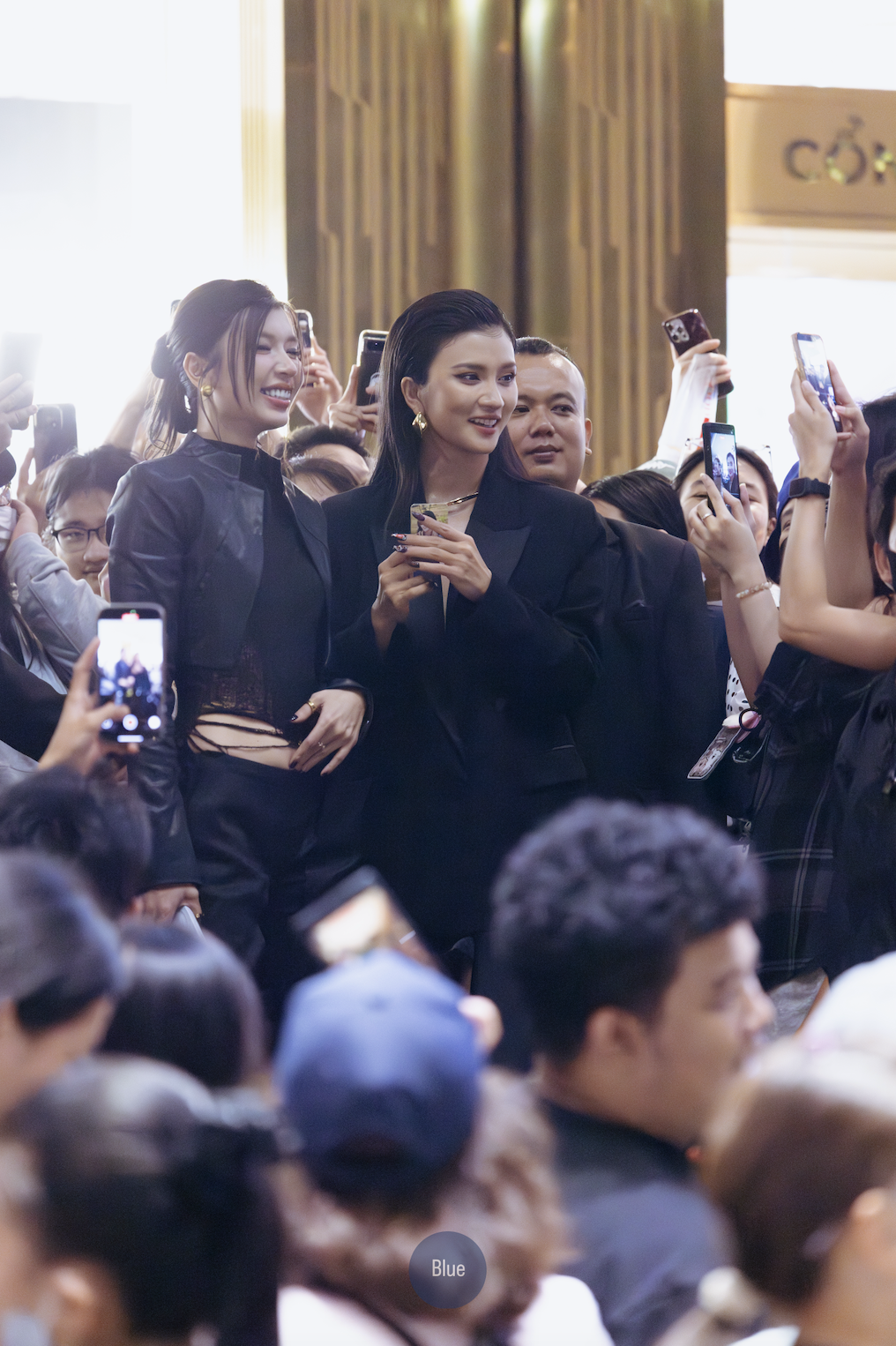 Lần đầu Kim Tuyến và Đồng Ánh Quỳnh công khai, trung tâm thương mại như vỡ trận- Ảnh 1. Lần đầu Kim Tuyến và Đồng Ánh Quỳnh công khai, trung tâm thương mại như vỡ trận- Ảnh 1.