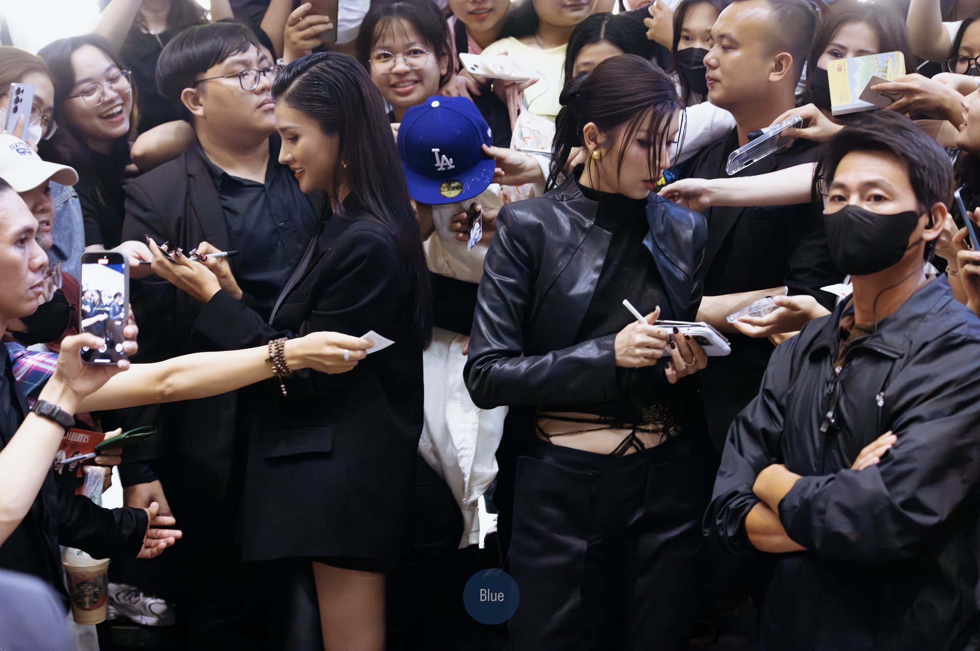 Lần đầu Kim Tuyến và Đồng Ánh Quỳnh công khai, trung tâm thương mại như vỡ trận- Ảnh 9. Lần đầu Kim Tuyến và Đồng Ánh Quỳnh công khai, trung tâm thương mại như vỡ trận- Ảnh 9.