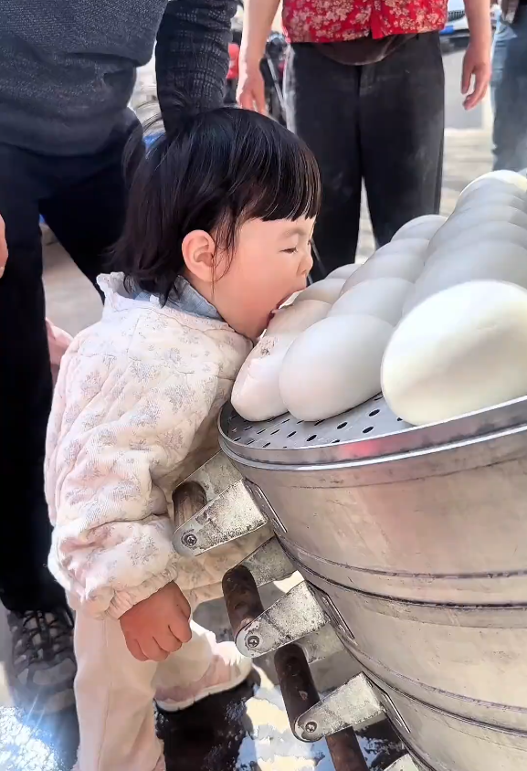 Bé gái hơn 1 tuổi “gặm” bánh bao thu hút hơn 30 triệu lượt xem, nhưng bất ngờ bị dân mạng chỉ trích vô lý- Ảnh 3. Bé gái hơn 1 tuổi “gặm” bánh bao thu hút hơn 30 triệu lượt xem, nhưng bất ngờ bị dân mạng chỉ trích vô lý- Ảnh 3.