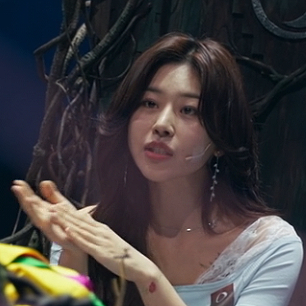 Qu&aacute; khứ g&acirc;y sốc của nữ ph&aacute;p sư sinh năm 1998 đang vụt s&aacute;ng ở show t&acirc;m linh H&agrave;n Quốc- Ảnh 2.