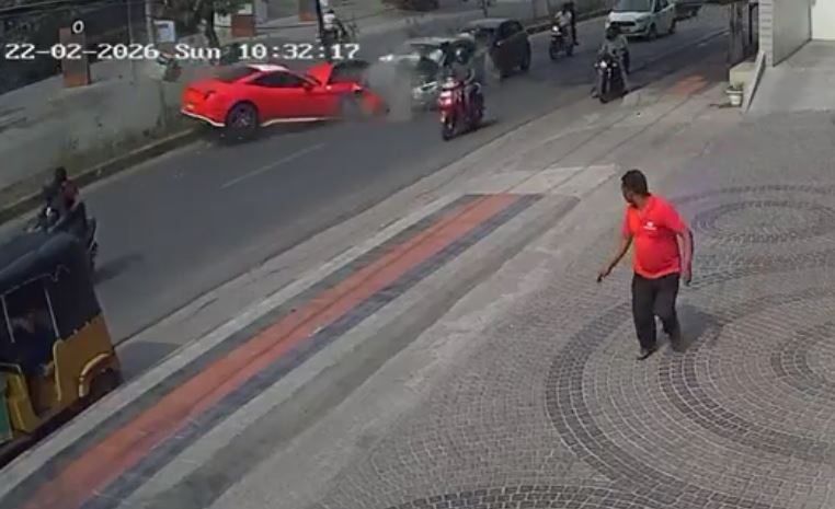 Si&ecirc;u xe Ferrari trị gi&aacute; 11,5 tỷ đồng đ&acirc;m tr&uacute;ng nhiều phương tiện tr&ecirc;n phố- Ảnh 1.