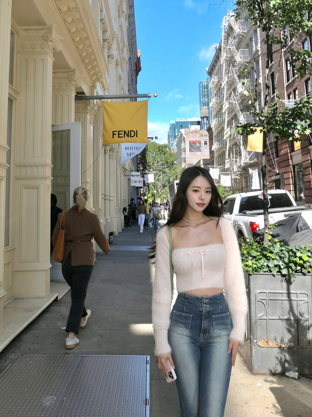 "Trùm cuối" Địa Ngục Độc Thân: Mỹ nữ mặt xinh như búp bê, body bốc lửa, sành điệu thôi nhé- Ảnh 8. "Trùm cuối" Địa Ngục Độc Thân: Mỹ nữ mặt xinh như búp bê, body bốc lửa, sành điệu thôi nhé- Ảnh 8.