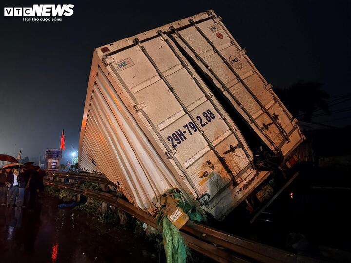 Hiện trường vụ t&agrave;u hỏa h&uacute;c văng &ocirc; t&ocirc; tải ở H&agrave; Nội- Ảnh 2.