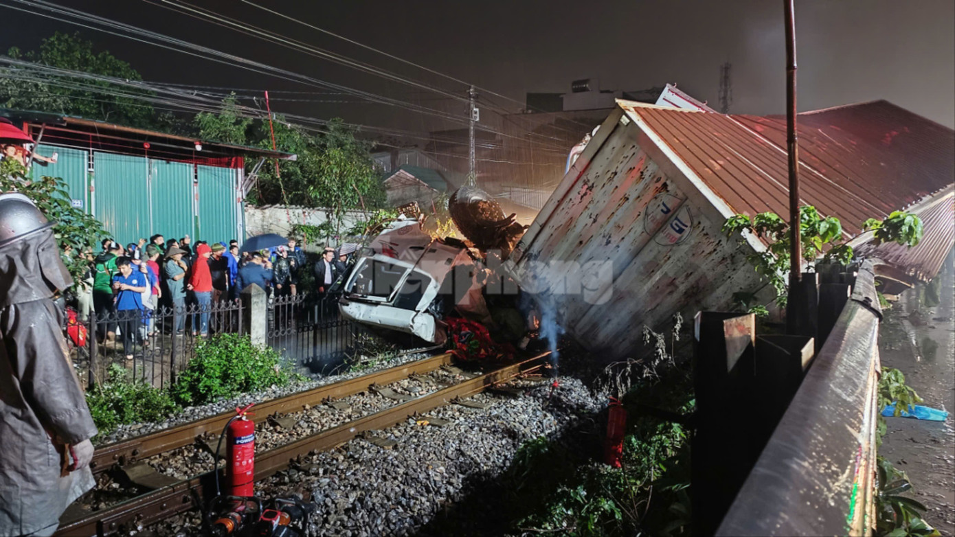 Hà Nội: Xe container bị đẩy xa hàng chục mét sau va chạm với tàu hỏa- Ảnh 4.