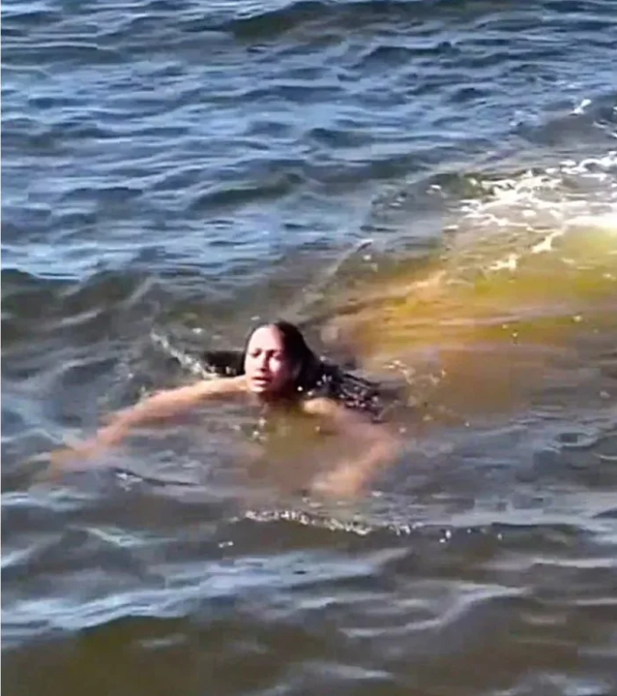 "Thủy quái" lặng lẽ bơi ngay sát người phụ nữ đang tắm sông, chỉ vài chục giây khiến mạng xã hội xôn xao- Ảnh 1. "Thủy quái" lặng lẽ bơi ngay sát người phụ nữ đang tắm sông, chỉ vài chục giây khiến mạng xã hội xôn xao- Ảnh 1.