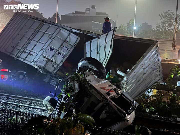 Hiện trường vụ t&agrave;u hỏa h&uacute;c văng &ocirc; t&ocirc; tải ở H&agrave; Nội- Ảnh 4.