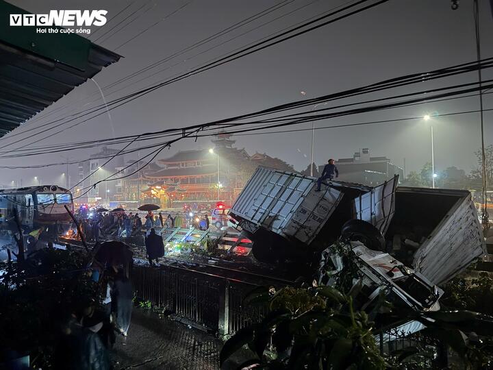 Hiện trường vụ t&agrave;u hỏa h&uacute;c văng &ocirc; t&ocirc; tải ở H&agrave; Nội- Ảnh 3.