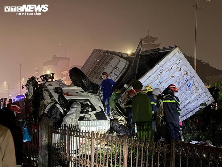 Hiện trường vụ t&agrave;u hỏa h&uacute;c văng &ocirc; t&ocirc; tải ở H&agrave; Nội- Ảnh 6.