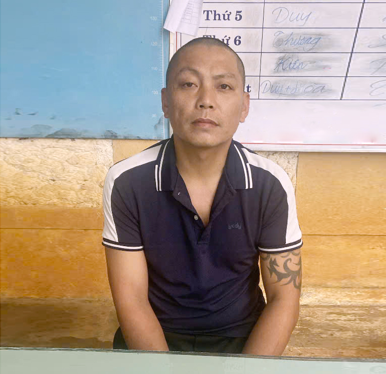 X&ocirc;ng l&ecirc;n xe đ&aacute;nh tới tấp t&agrave;i xế v&igrave; cho rằng đậu xe trước cổng nh&agrave; ng&agrave;y Tết- Ảnh 1.