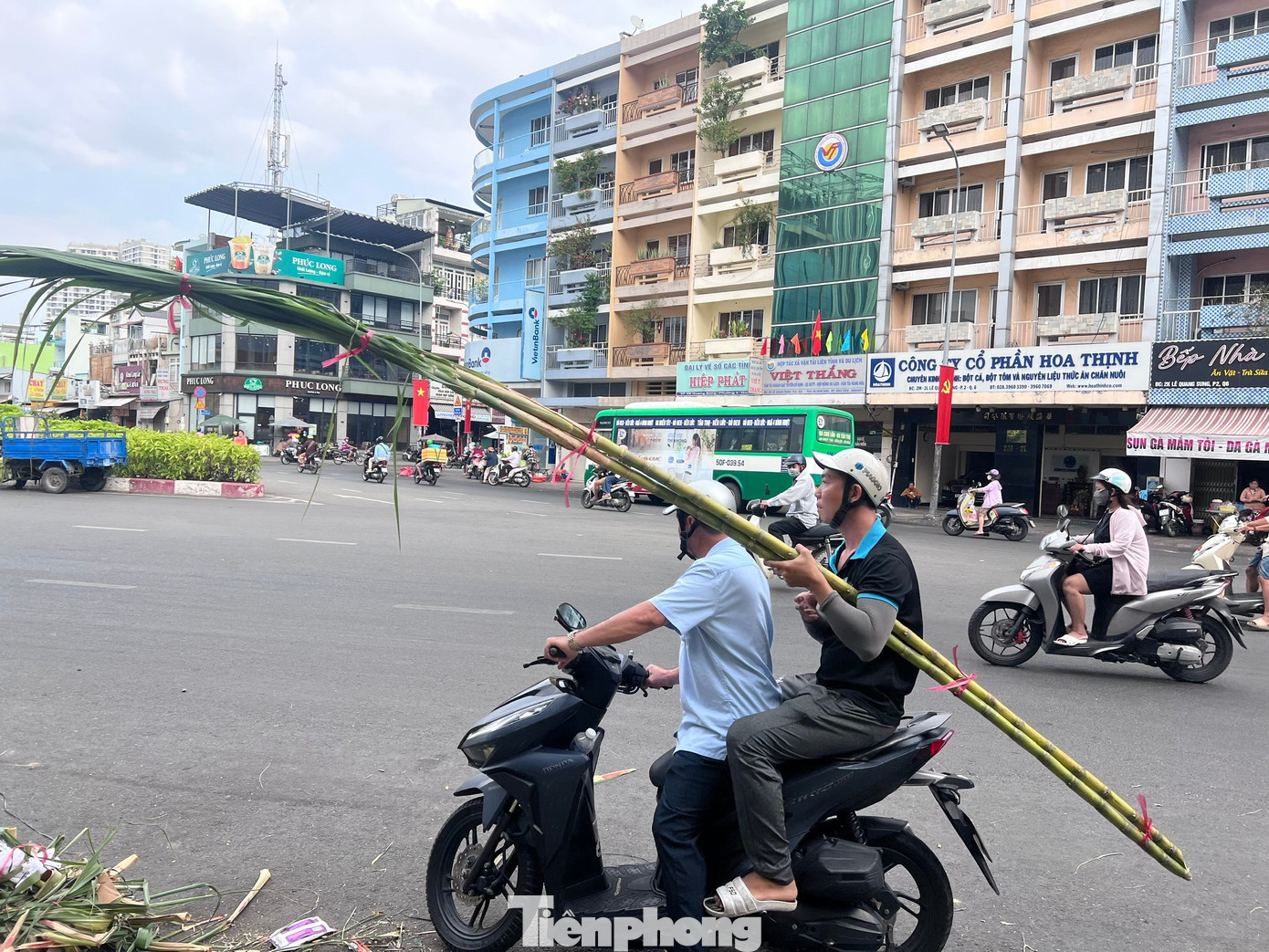 Nhộn nhịp 'săn lộc' ở chợ m&iacute;a mỗi năm mở một lần tại TPHCM- Ảnh 13.