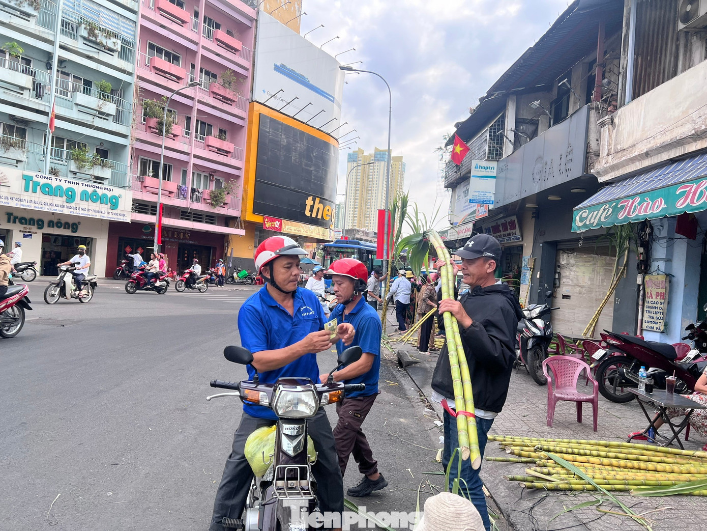 Nhộn nhịp 'săn lộc' ở chợ m&iacute;a mỗi năm mở một lần tại TPHCM- Ảnh 9.