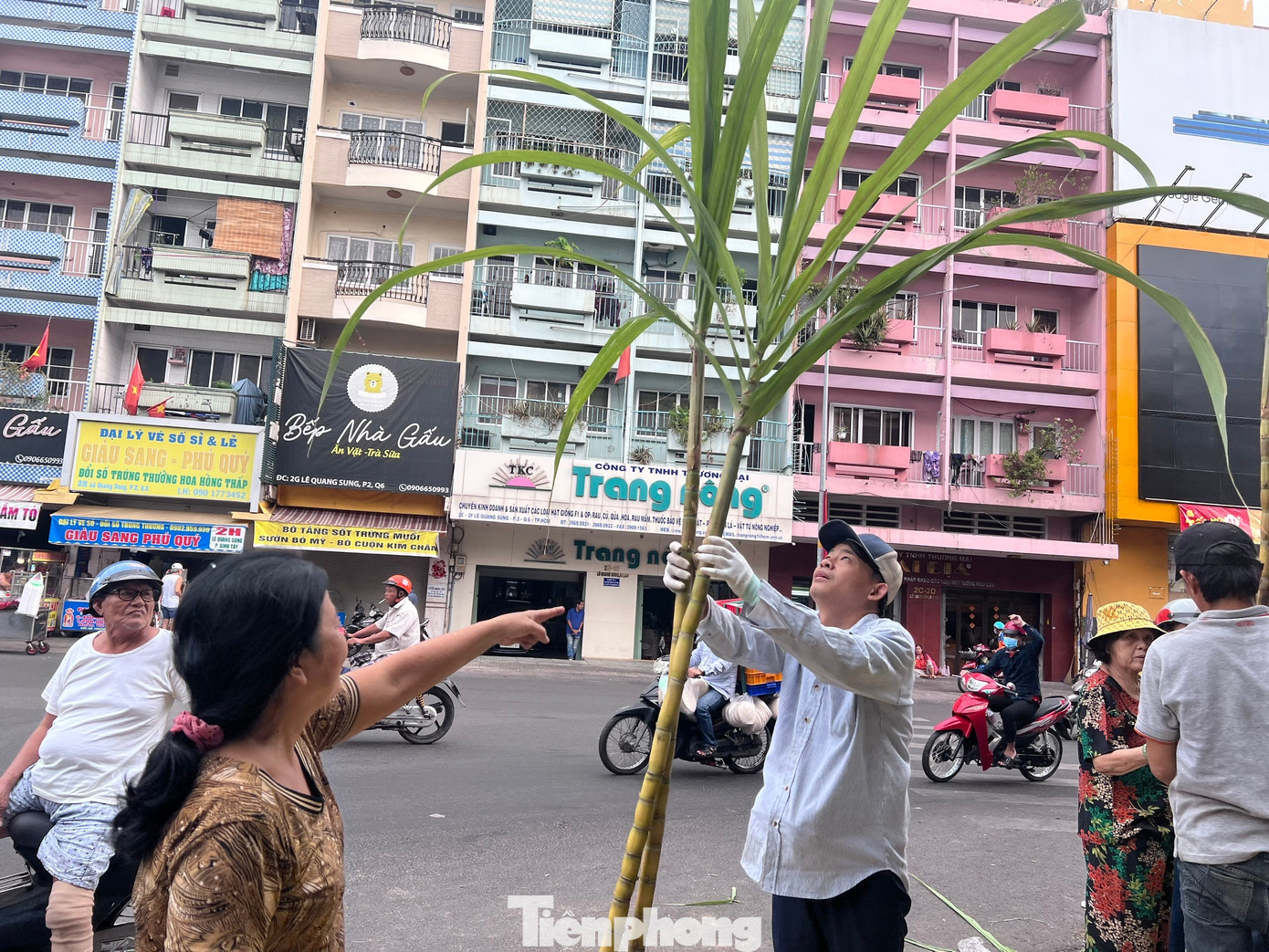 Nhộn nhịp 'săn lộc' ở chợ m&iacute;a mỗi năm mở một lần tại TPHCM- Ảnh 2.