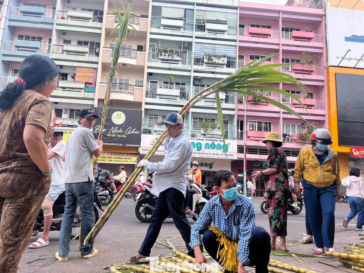 Nhộn nhịp 'săn lộc' ở chợ m&iacute;a mỗi năm mở một lần tại TPHCM- Ảnh 7.