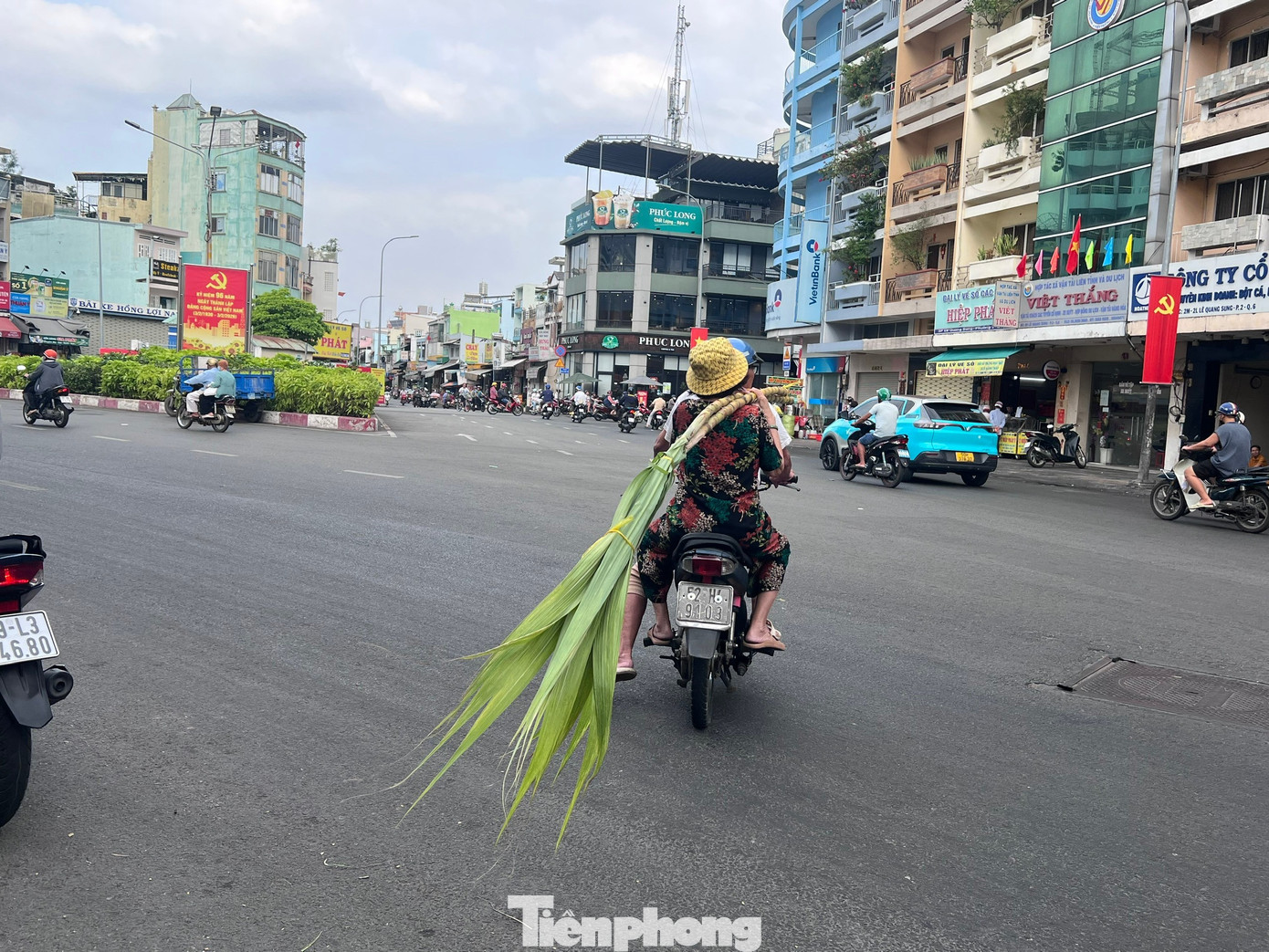Nhộn nhịp 'săn lộc' ở chợ m&iacute;a mỗi năm mở một lần tại TPHCM- Ảnh 12.
