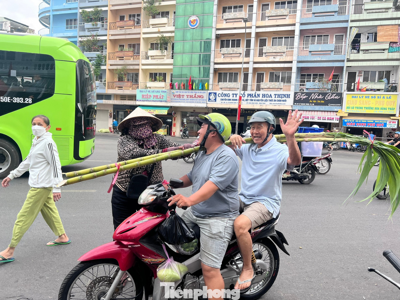 Nhộn nhịp 'săn lộc' ở chợ m&iacute;a mỗi năm mở một lần tại TPHCM- Ảnh 11.