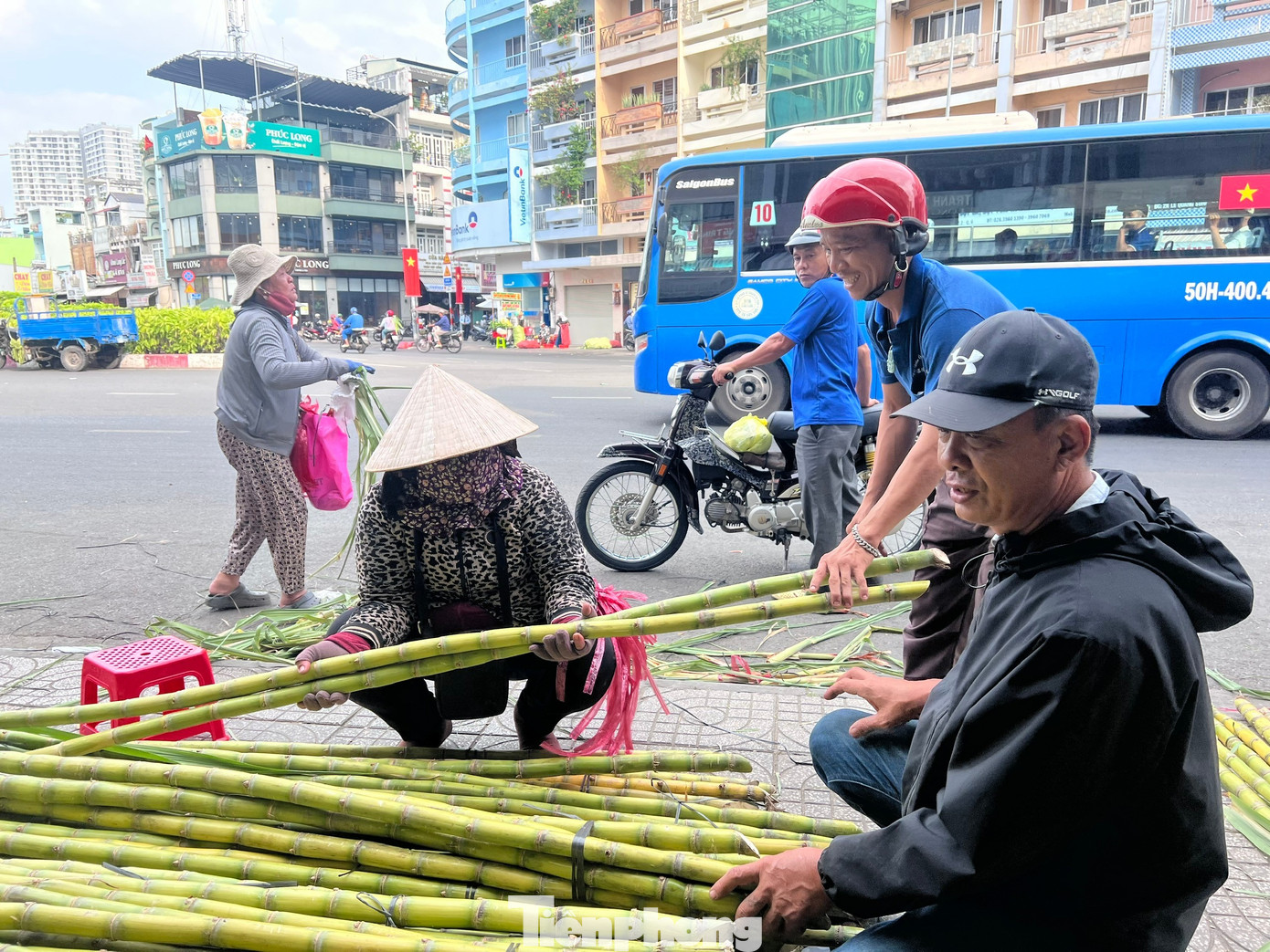 Nhộn nhịp 'săn lộc' ở chợ m&iacute;a mỗi năm mở một lần tại TPHCM- Ảnh 10.