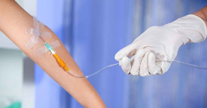 Hiểm họa kh&ocirc;n lường khi tự &yacute; truyền trắng da- Ảnh 1.